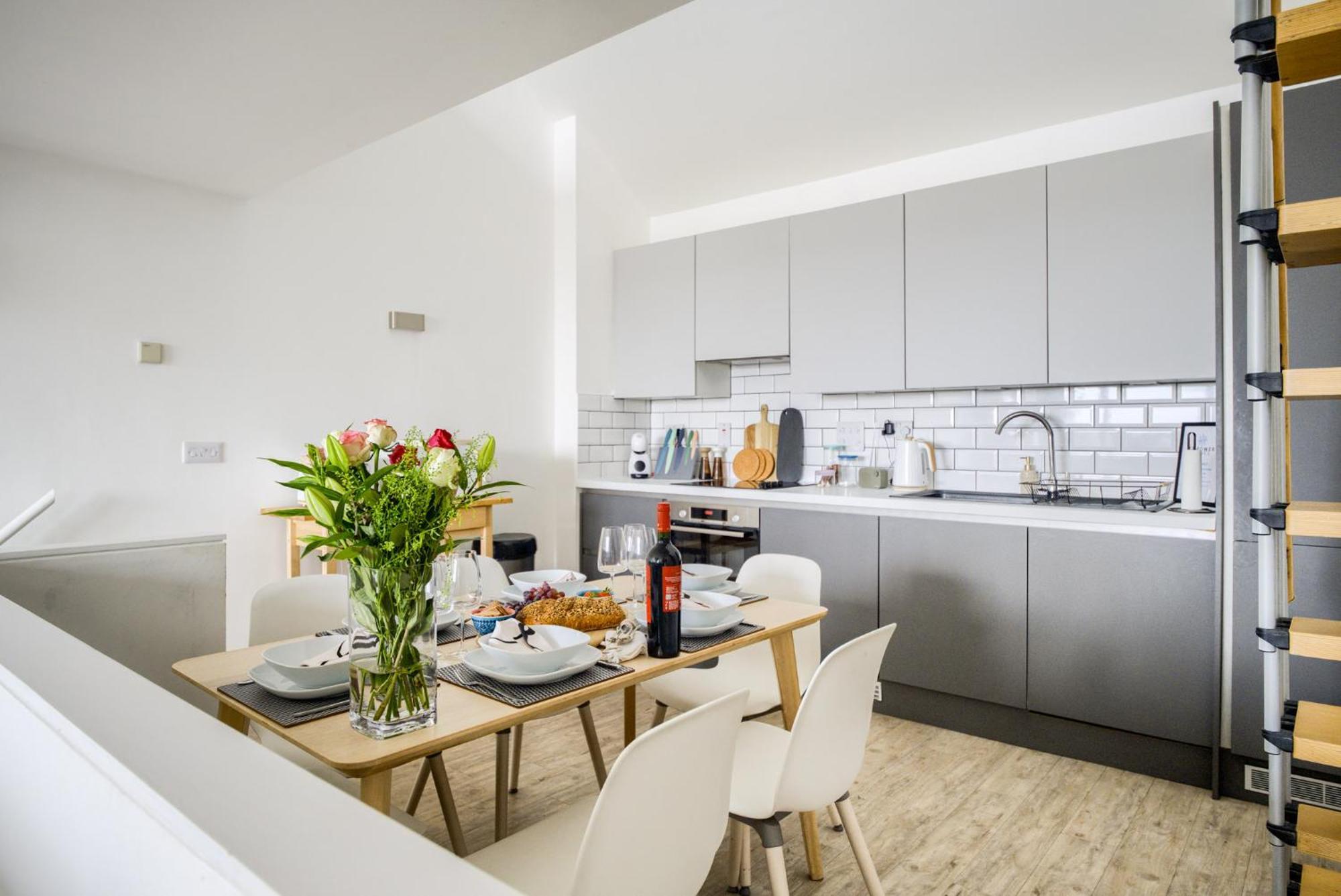 Coventry Large 4-Bed Townhouse By Empower Homes Esterno foto